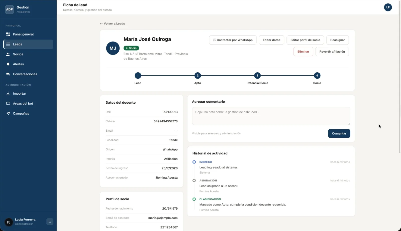 Ficha de un lead con etapas del pipeline e historial de actividad